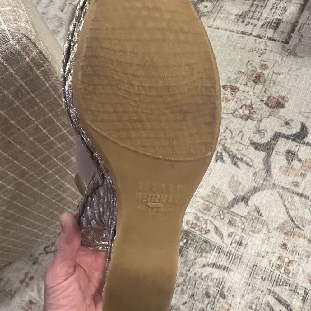 Stuart Weitzman Softbow metallic wedge size 6.5 - Picture 9 of 10